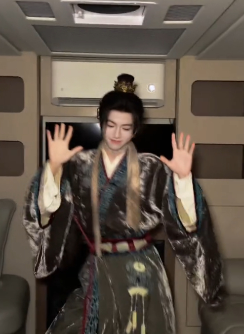 林子烨古装衣服反光 林子烨这身古装真的太有质感了丝绒面料在暖光下泛着细碎光泽衣身