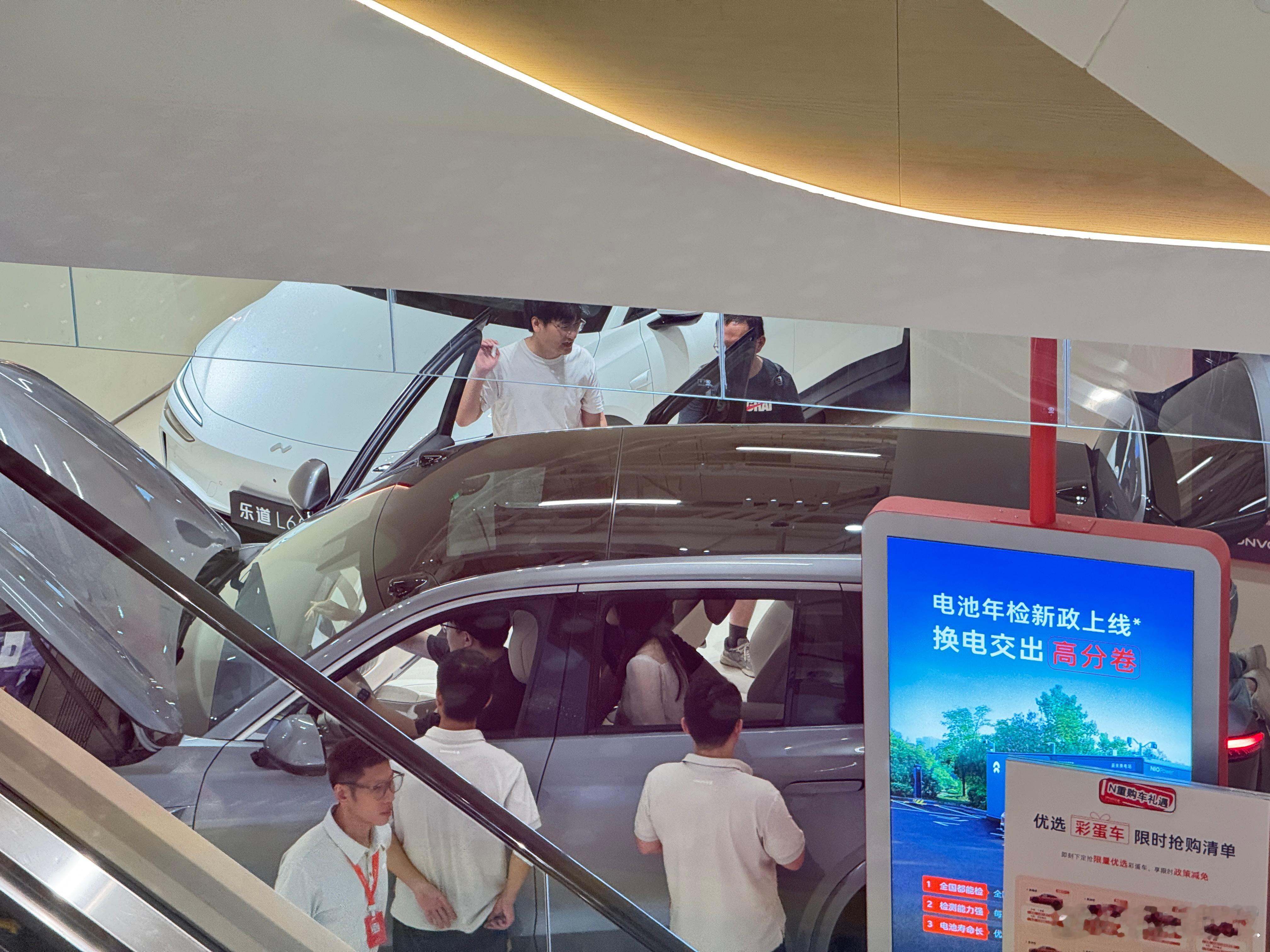 乐道门店 L90 此刻实拍。  ​​​