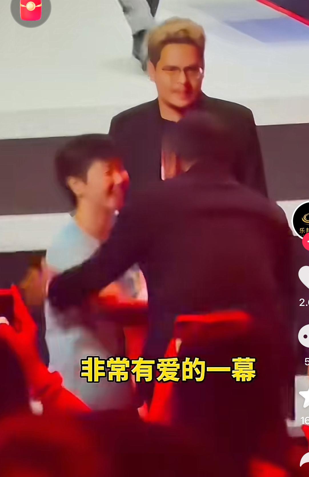 刘国梁亲临现场观看孙颖莎比赛。

2026年W TT新加坡大满贯半决赛中，
孙颖