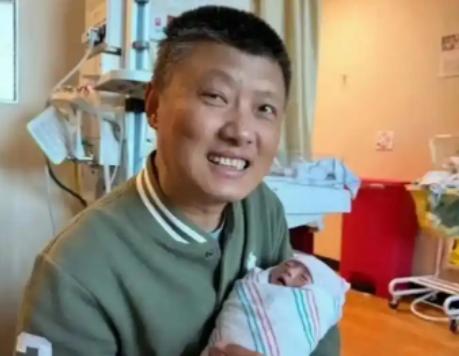 看袁腾飞这操作就懂了：五十多岁的人，活了大半辈子，真是白活。

他以为手里有枪就