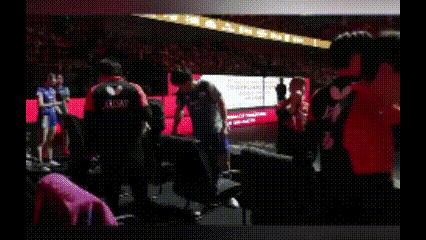 日本队赢了球，却只听见全场喊“香港队好样的”。张本智和那个表情，赢了比赛，却像丢