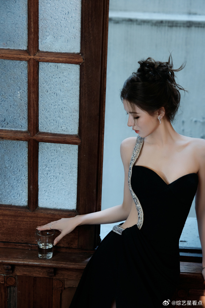 张予曦女王级别 张予曦美得明艳动人，完全就是女王级别的美貌了呀，看到这张脸的时候