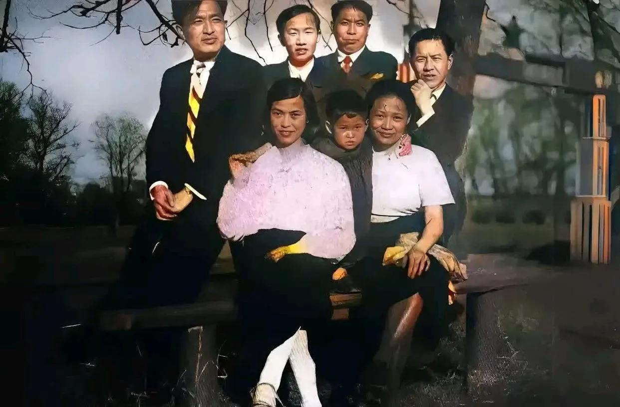 那时候的贺子珍端庄秀丽，风姿绰约，柔美动人。这是苏联疗养进修学习期间的贺子珍与友