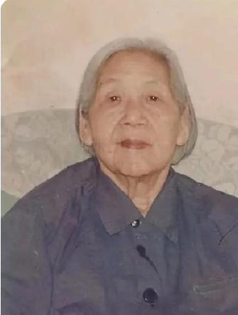 新中国成立后的一天，陈赓见到一位中年女性，紧紧握住她的手说："要不是你，我陈赓早