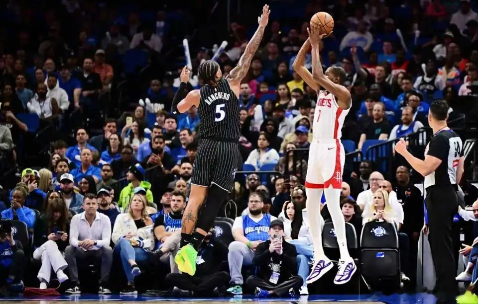 北京时间2月27日，NBA常规赛继续进行。在今天一场焦点之战中，火箭队客场113