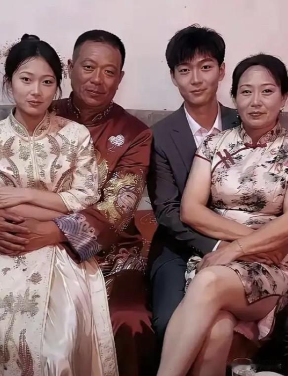乱套了，简直太乱套了吧，这四个人到底是什么关系？