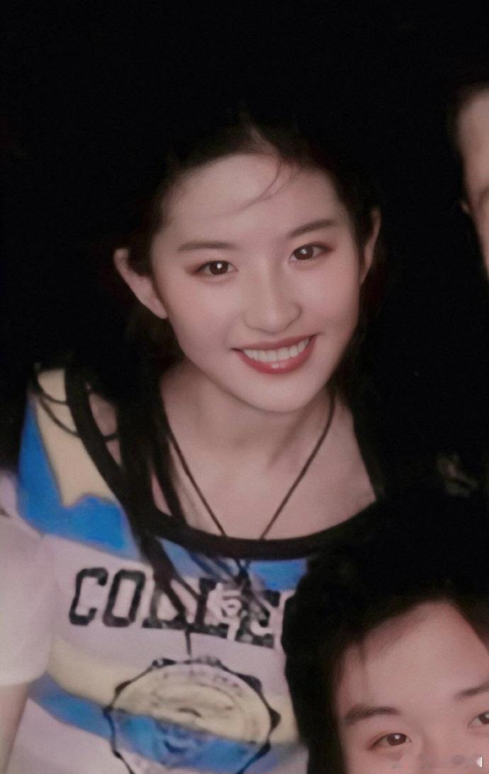 这张真的好美好美，每个时期的刘亦菲走到哪哪就是风景 