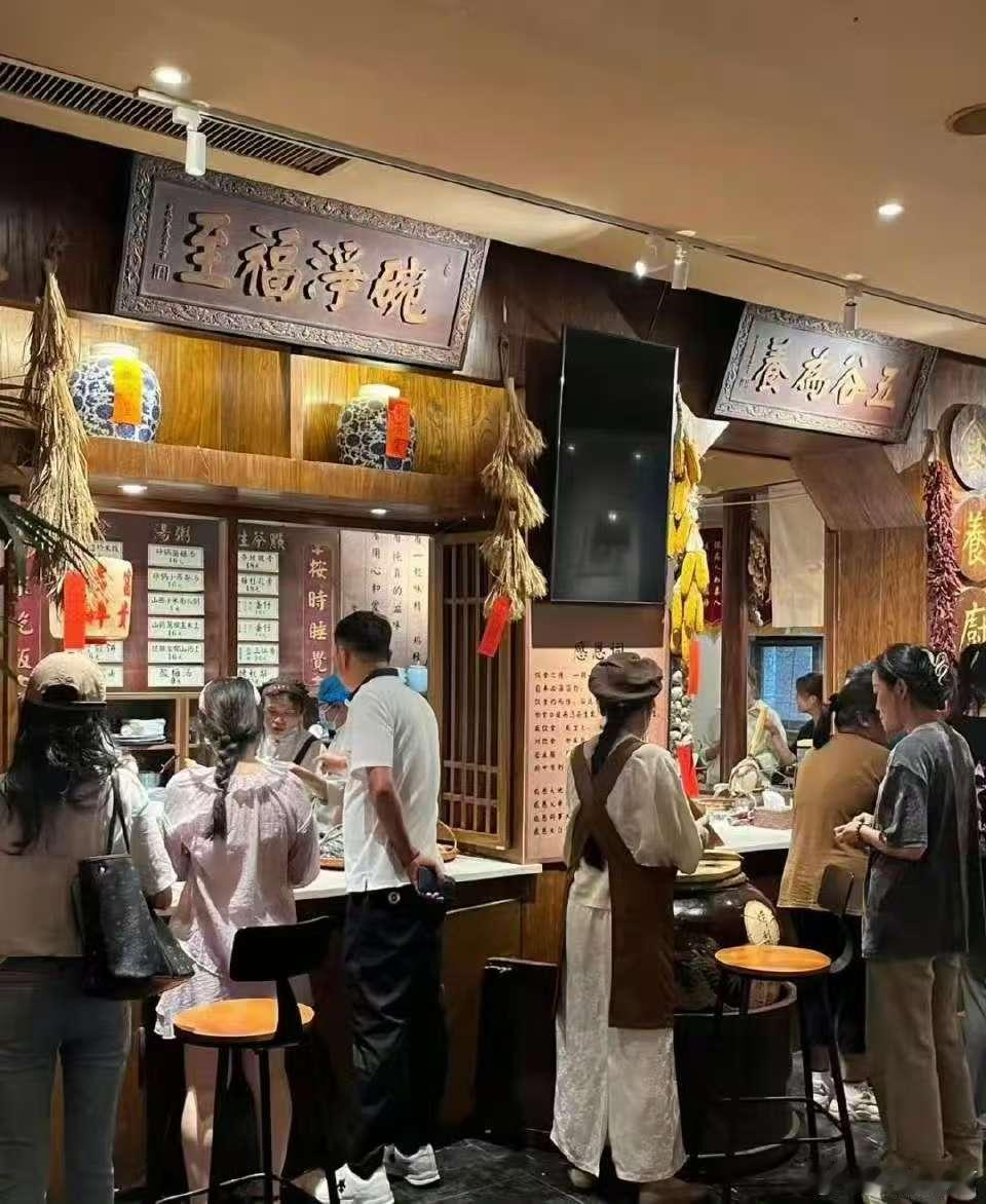 年轻人迷上中药餐饮是养生焦虑吗  其实看得出来年轻人在养生这方面真的是挺有自己的