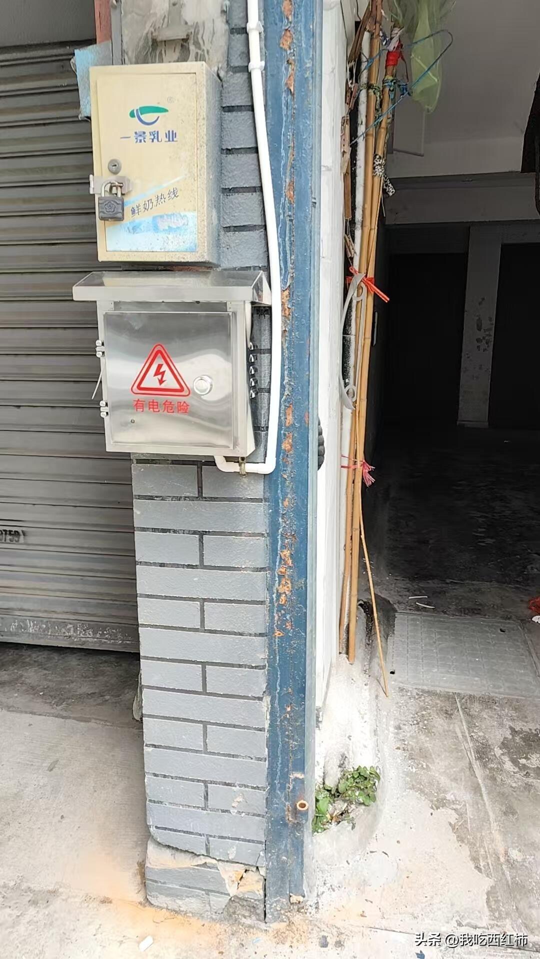 邻居强行在我家车库门口装充电箱，怎么办
左侧车库是我个人所有，拥有产权的。
	