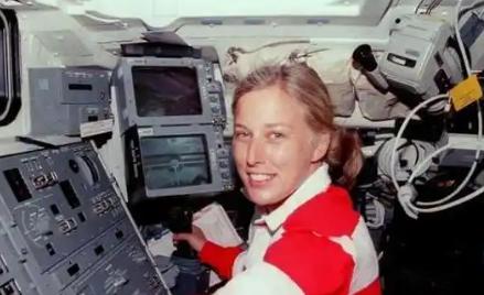 1992年，首对美国夫妻宇航员上天，在完成8天的太空之旅后，记者们急冲冲的抛出问