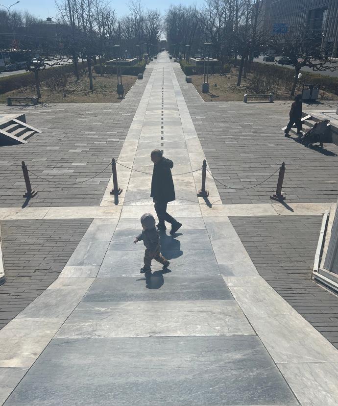 街头随手拍：漫步中轴线，感受时代跨越的震撼瞬间。
摄影：罗某人
北京·北京天桥艺