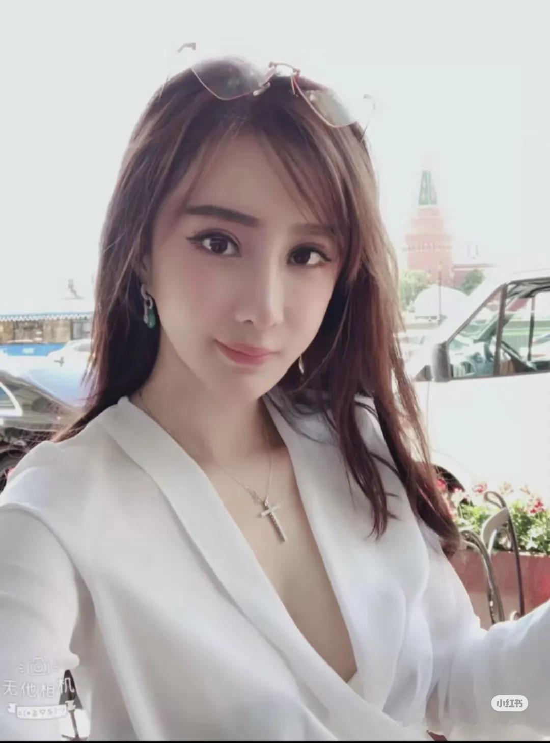 话说香港近几年就推出了许多样靓身材正，气质也相当不错的新晋博主，而娜娜就是其中之