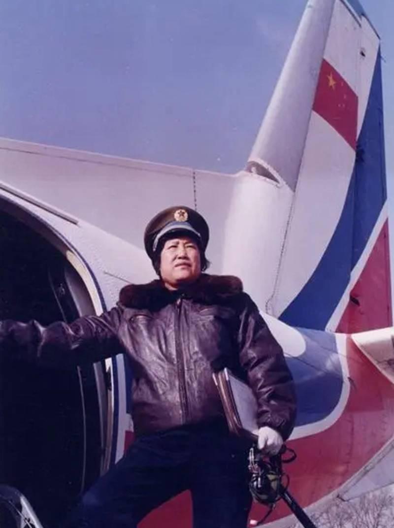张玉梅，1945年生于河北定兴，1965年入伍，我国第三批女飞行员、新中国第一位