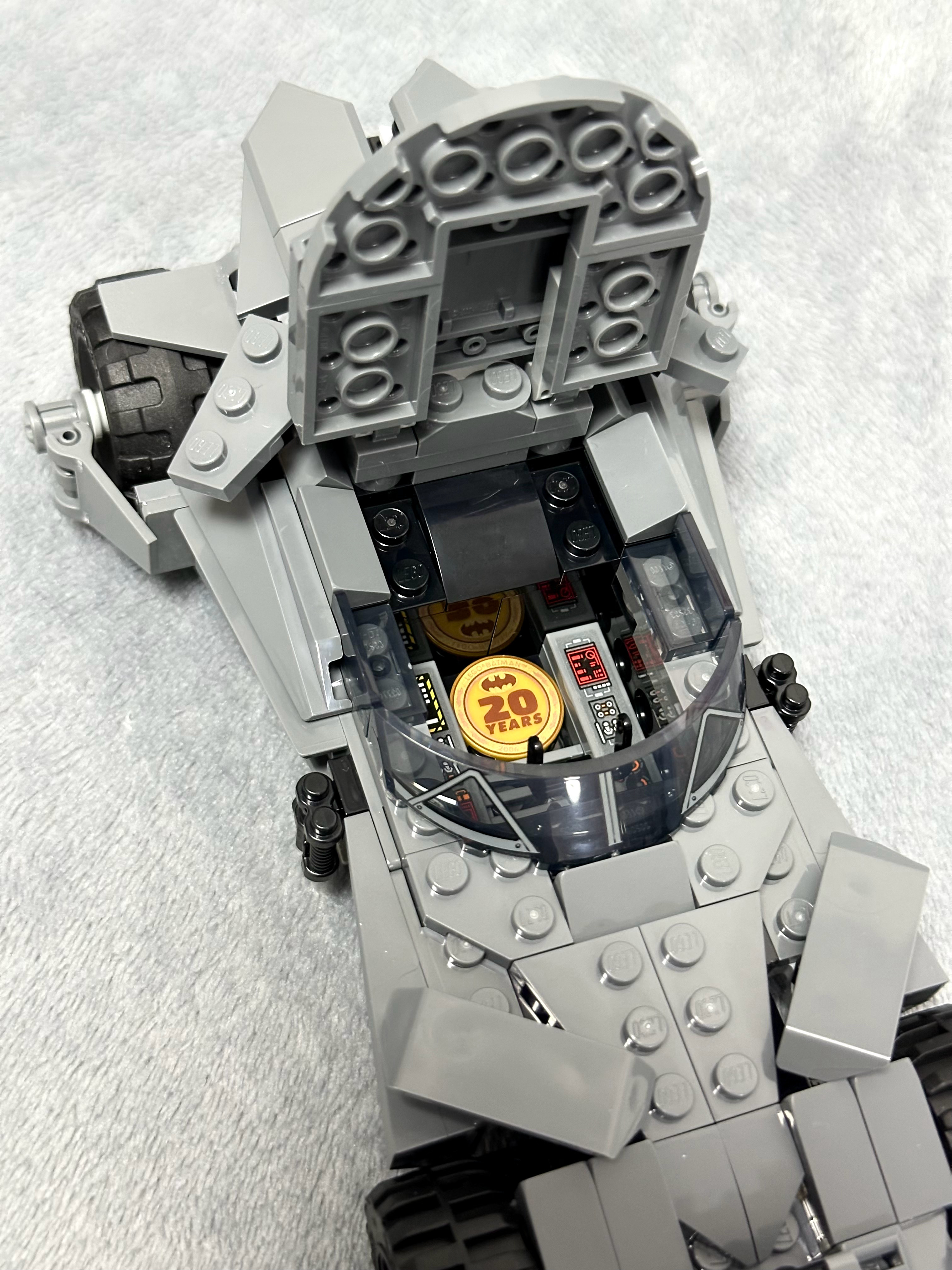 周边 除了彩蛋满满的蝙蝠标志之外，乐高®积木为给老爷20周年庆生，还同时推出了三