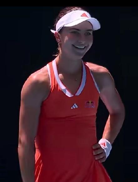 美国女网18岁天才少女约维奇又闯一关！

继第三轮爆冷2比0淘汰7号种子保利尼后