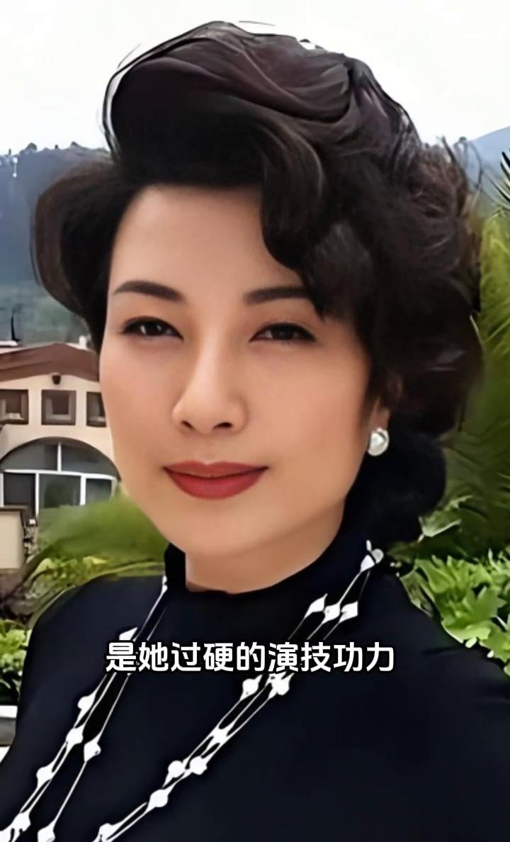 王静在镜头中总是美得格外夺目，既有天生丽质又有不凡气质。但真正让人路转粉的是她过