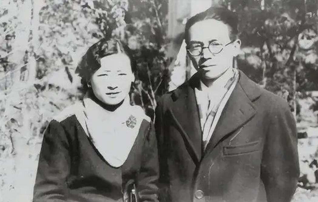 1984年，金岳霖临终拉着林徽因儿子梁从诫的手，颤巍巍地说：“我等了你妈一辈子，