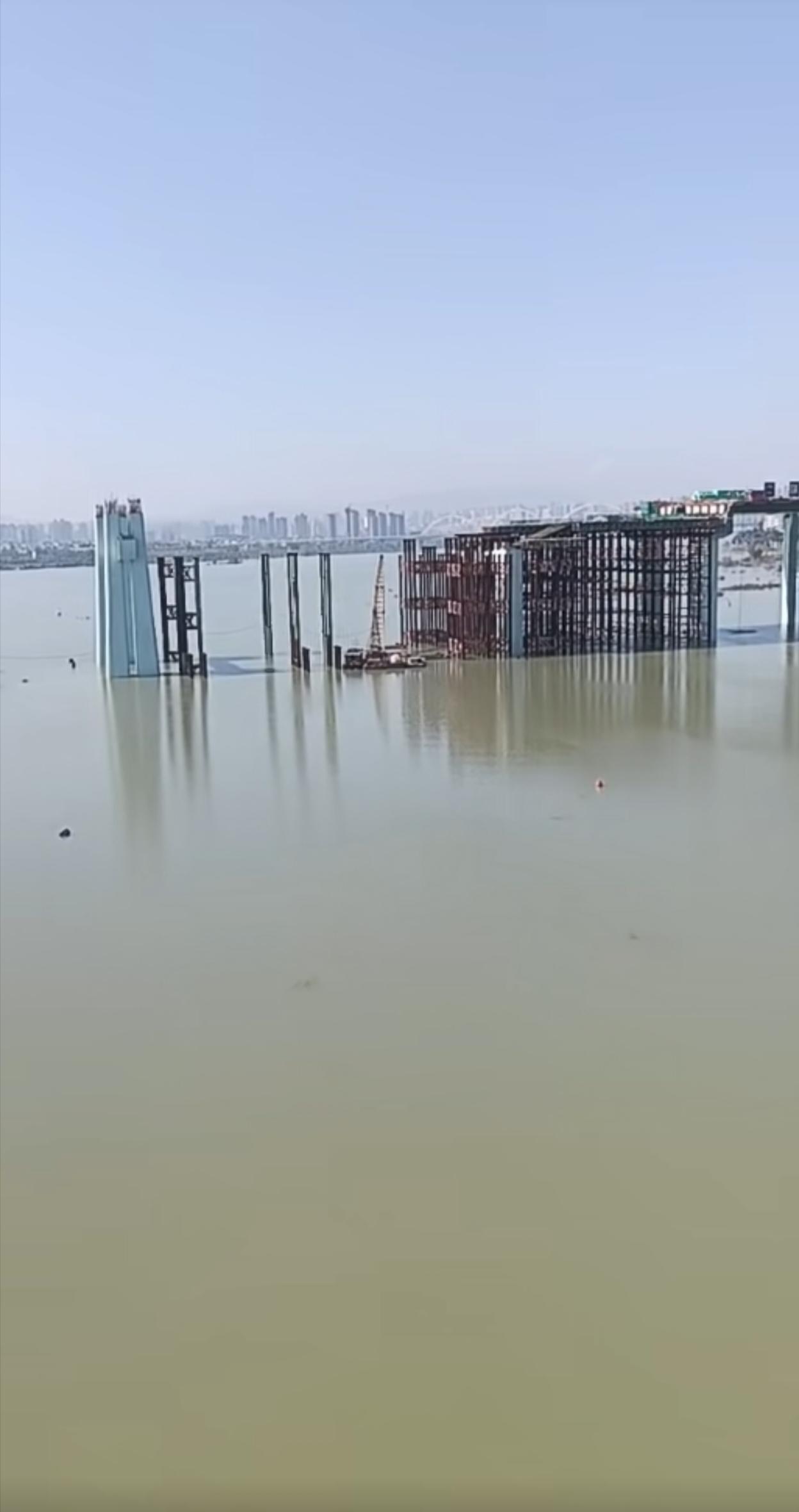 安康汉江五桥目之所及在紧锣密鼓地施工，只是现场工人看着稍显稀疏。这本是一项备受关