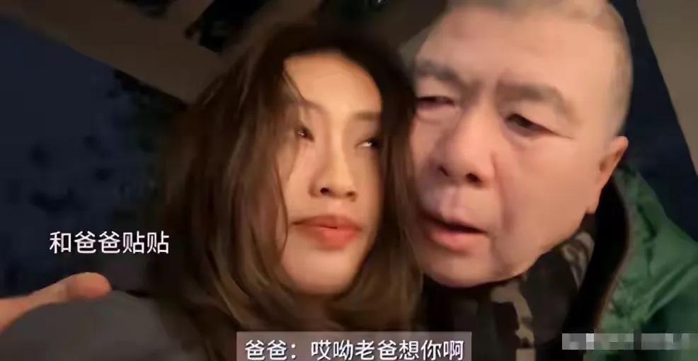 徐朵跟养父冯小刚拍照看着都是父慈女孝，脸贴脸的一脸宠爱，女儿也是一脸温顺的享受着