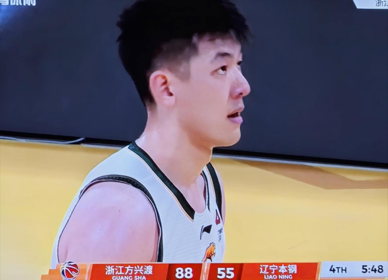 解说都在问杨鸣为什么前三节不用张陈治锋？
       辽宁男篮64:96惨败，