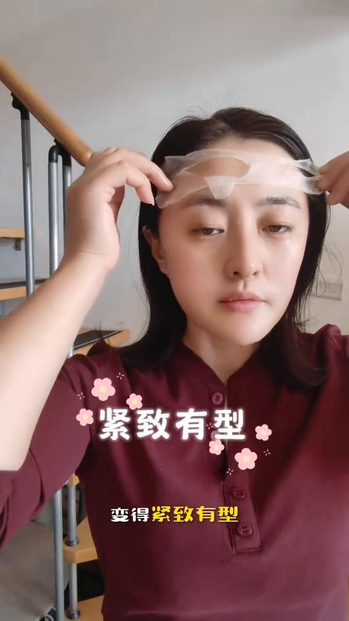 这款悦蕾冻龄抗皱多效眼膜，人称悦蕾眼膜。别看它便宜，效果可是实打实的。一贴就能让