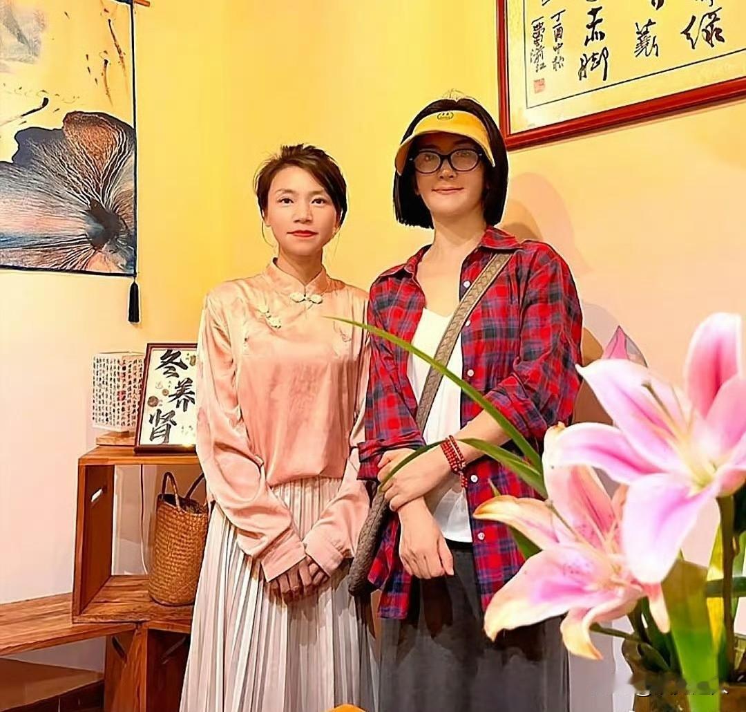 网友在四川偶遇回老家的谢娜，她那天穿得特别接地气，没搞什么精致打扮，看着甚至有点