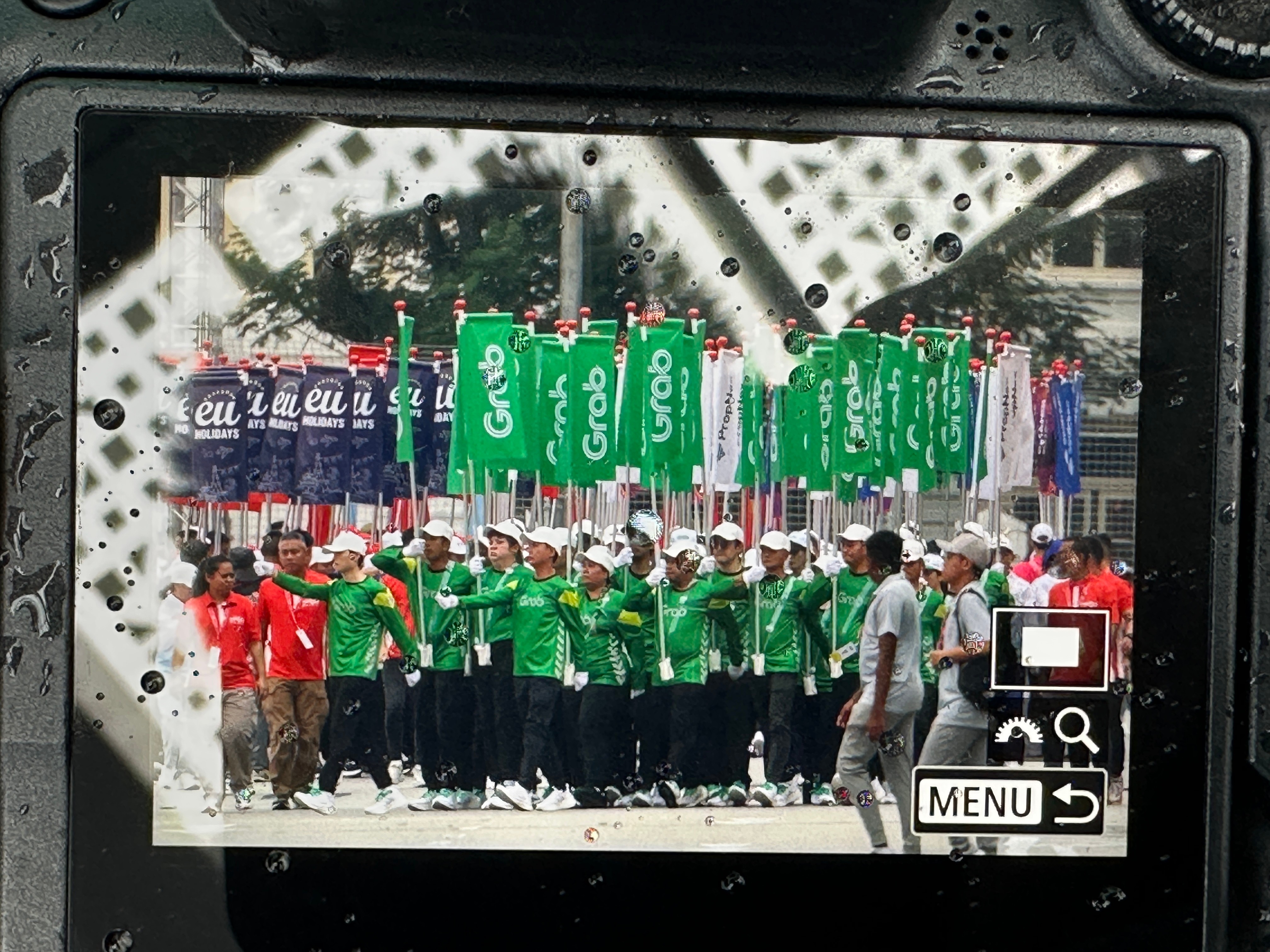 现在向我们走来的是网约车外卖分队 ​​​