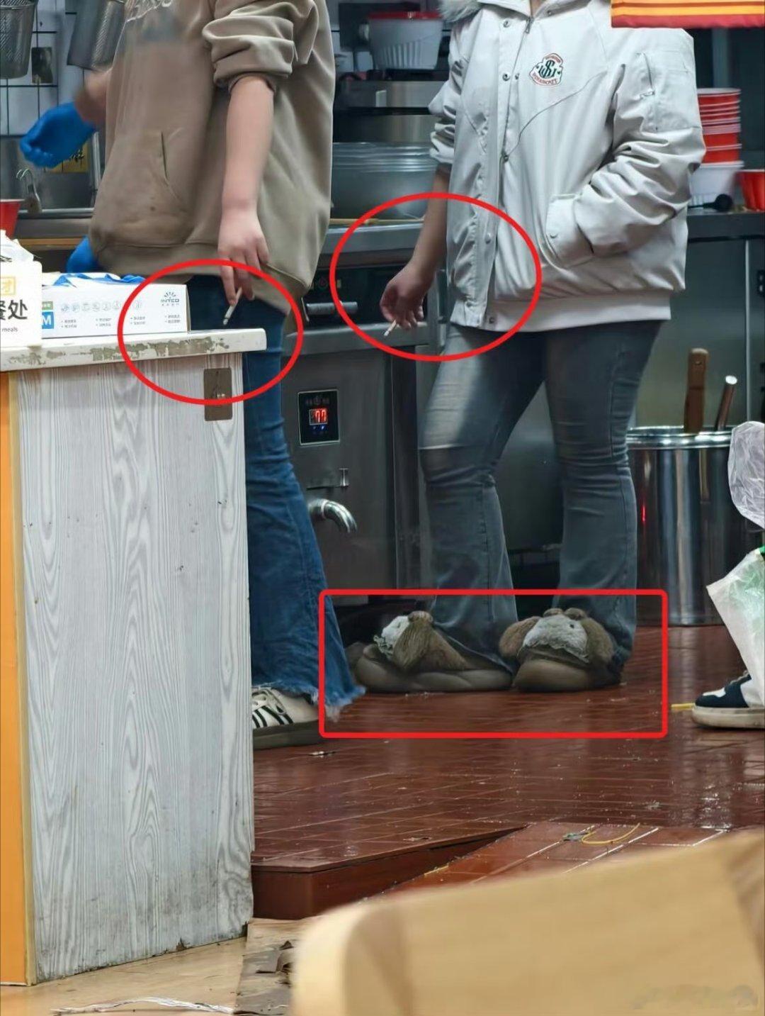 刘文祥3名员工后厨抽烟吐槽315315刚刚曝光刘文祥麻辣烫用鸭肉冒充牛肉，品牌总