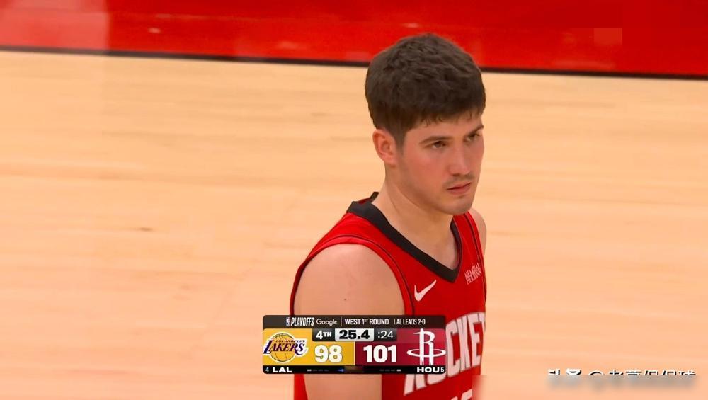 更衣室炸了！乌度卡手指都快戳到谢波德脸上，就因为那个该死的传球！
乌度卡当着所