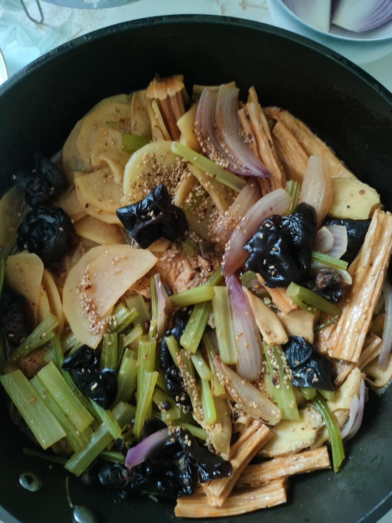 早早就闻到厨房传来的烤鱼香味了！
终于等到老公秘制烤鱼隆重上桌，我打眼一看，找了