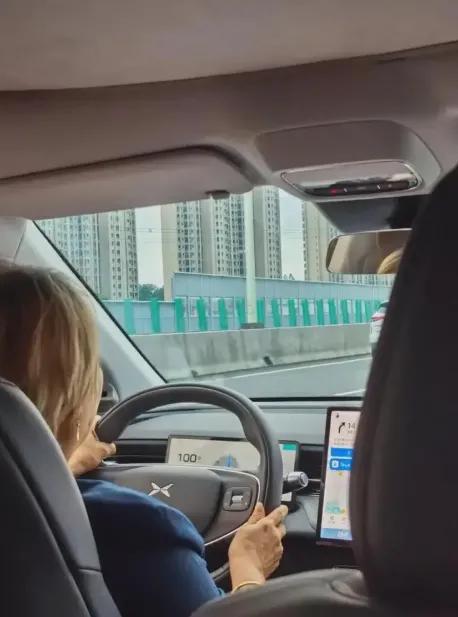 雨天打车，女司机一头黄发，随口说她养了6个娃。

看到这，我是真倒吸一口凉气..