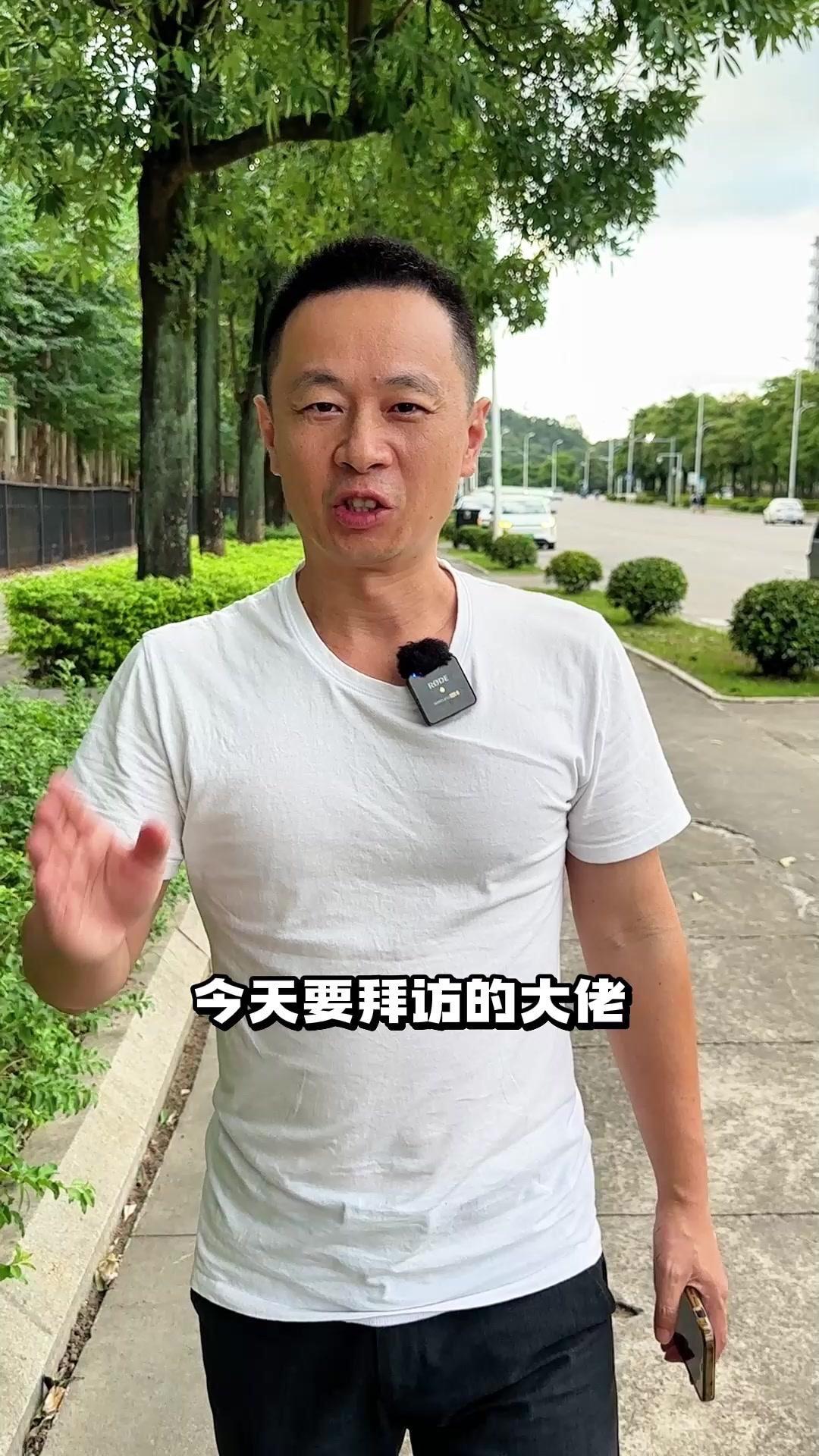 今天要拜访的大佬是一位福建当代水墨画家，他从09年开始就专注于惠安女水墨画，期间