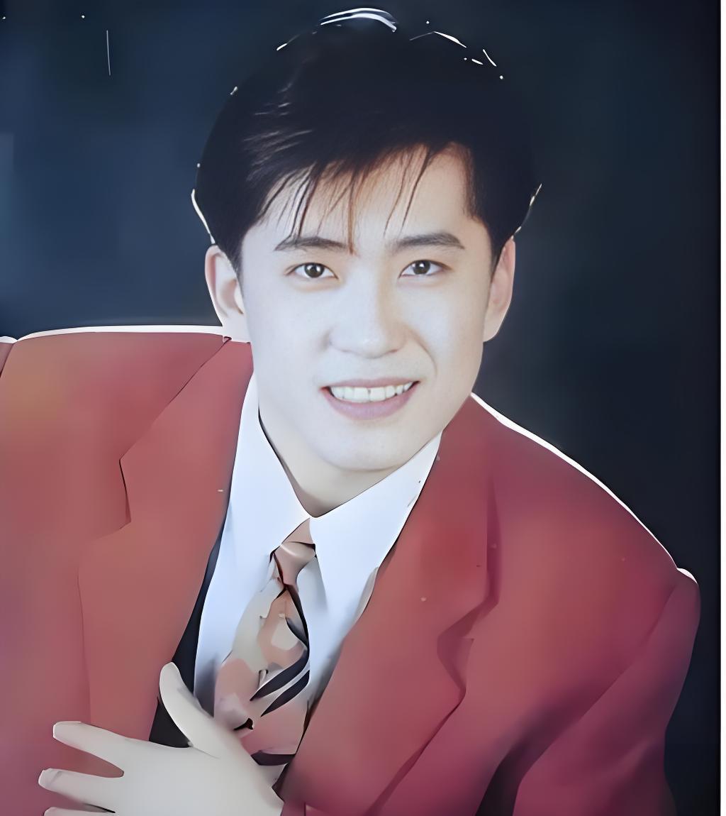 你还记得那个唱着《涛声依旧》、白衣飘飘的“情歌王子”吗？

如果时光停在1993