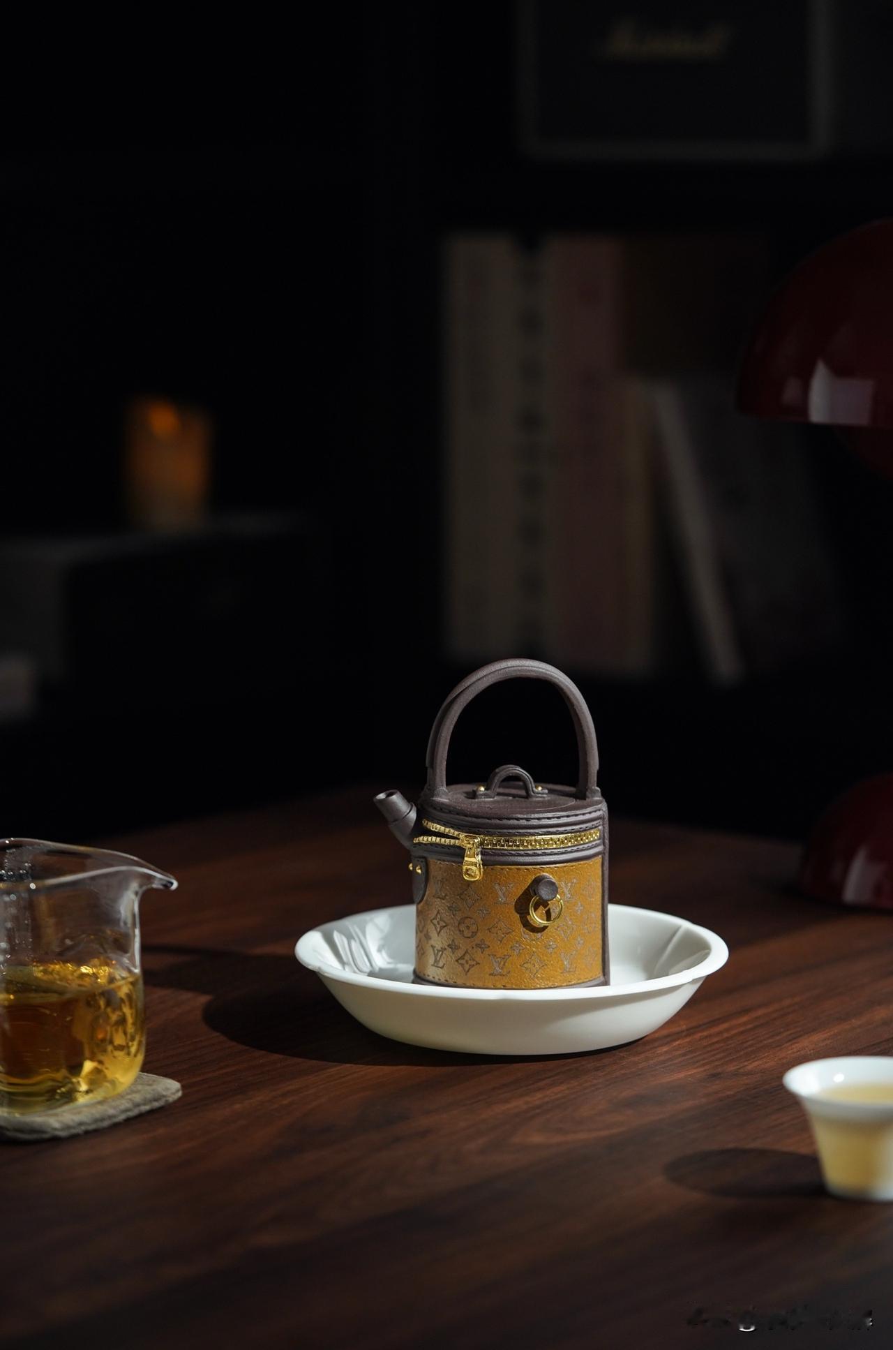 “功”：是指壶的功能美。近年来有些制壶人讲
究造型的形式美，而往往忽视功能美的现
