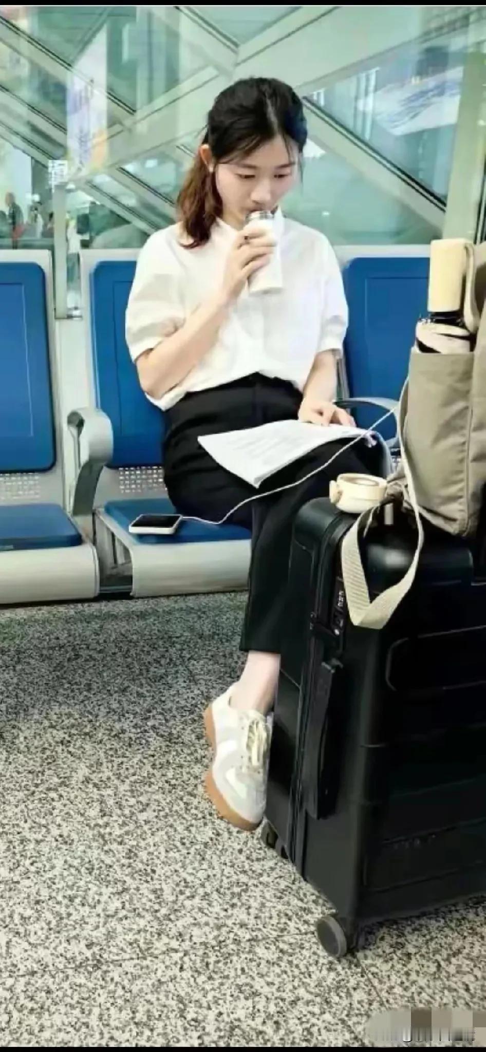 这样的女人不多见了，看书不看手机的女人真的很罕见。
我觉得拿起书本的女人都是美丽