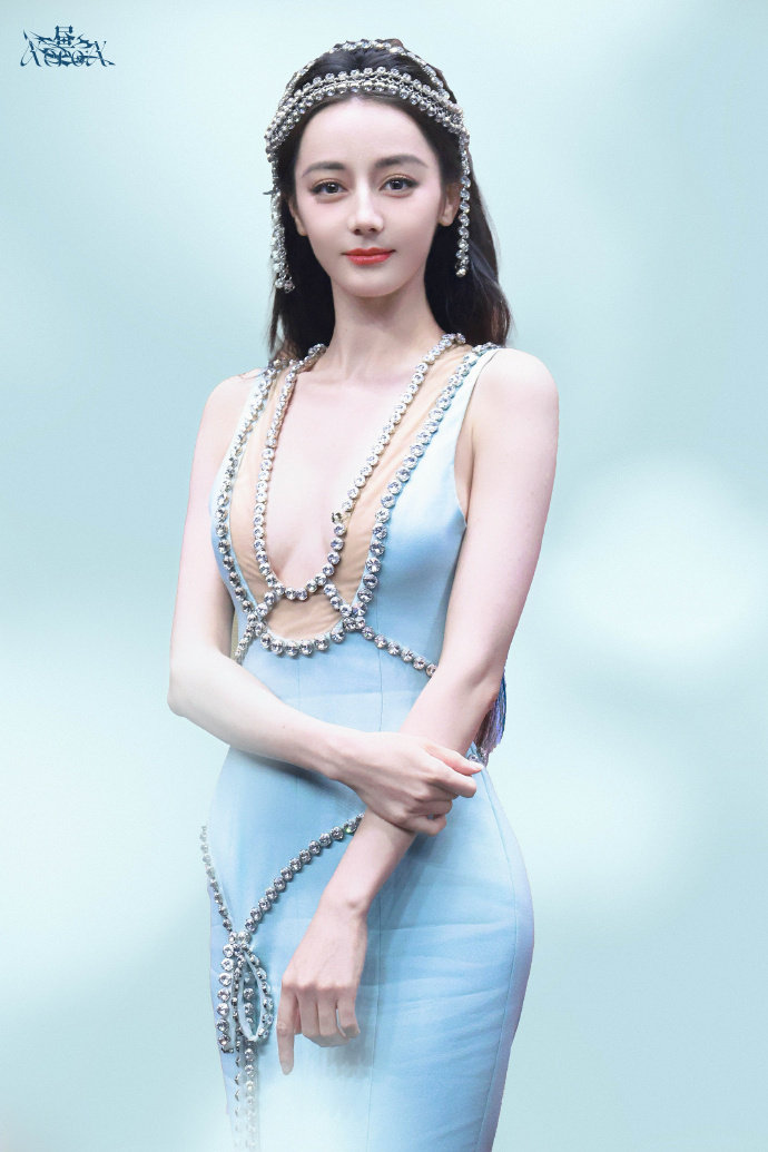 魏哲鸣站姐拍迪丽热巴别家站姐发的热巴 别家站姐发的热巴，魏哲鸣站姐拍迪丽热巴，谁