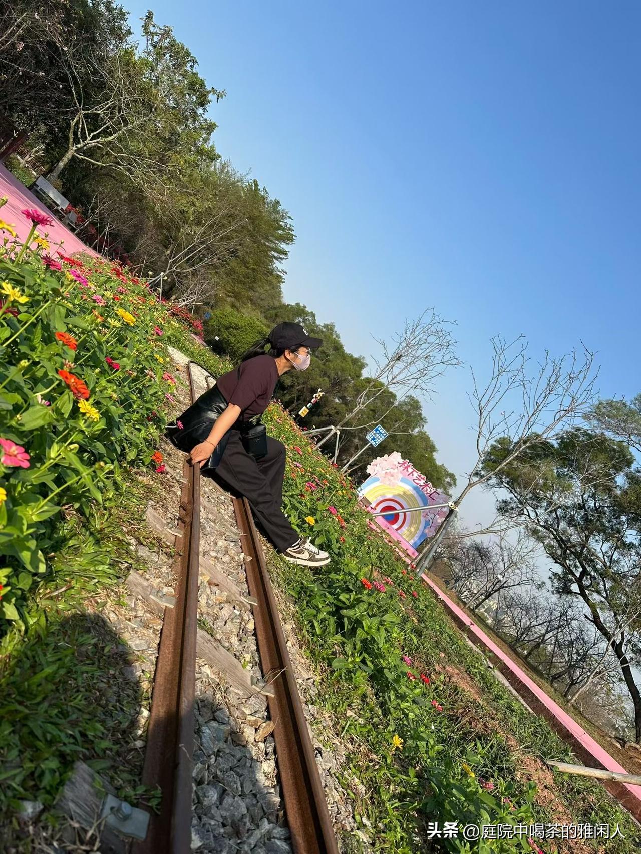 今天上午一个激灵，直接把手里的股票、基金全部清仓了。炒股十多年也算老股民了，今天