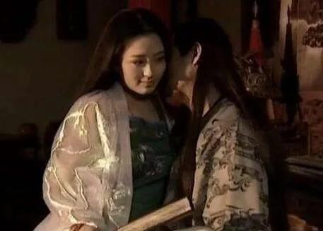 韦昌辉太久没碰女人，闻到了洪宣娇身上的香味，忍不住抱着她亲了起来。洪宣娇怒道：“