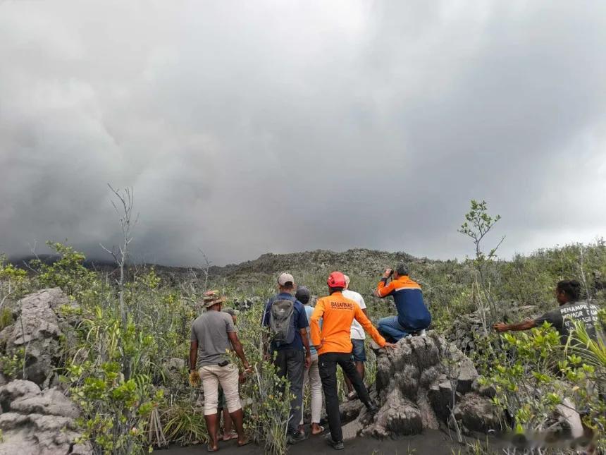 （CNN）印度尼西亚官员表示，周五上午，一场火山喷发造成三人死亡，并引发了一场救