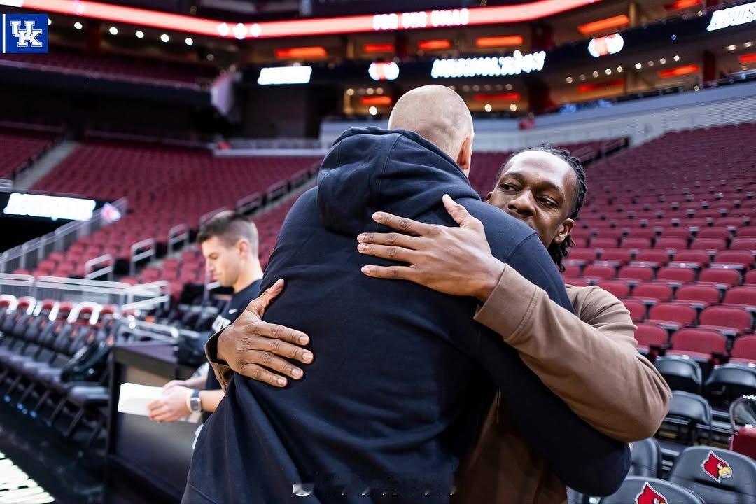 拉简·隆多在昨天路易斯维尔大学的比赛开始前，现身百胜中心观看了肯塔基大学的投篮训