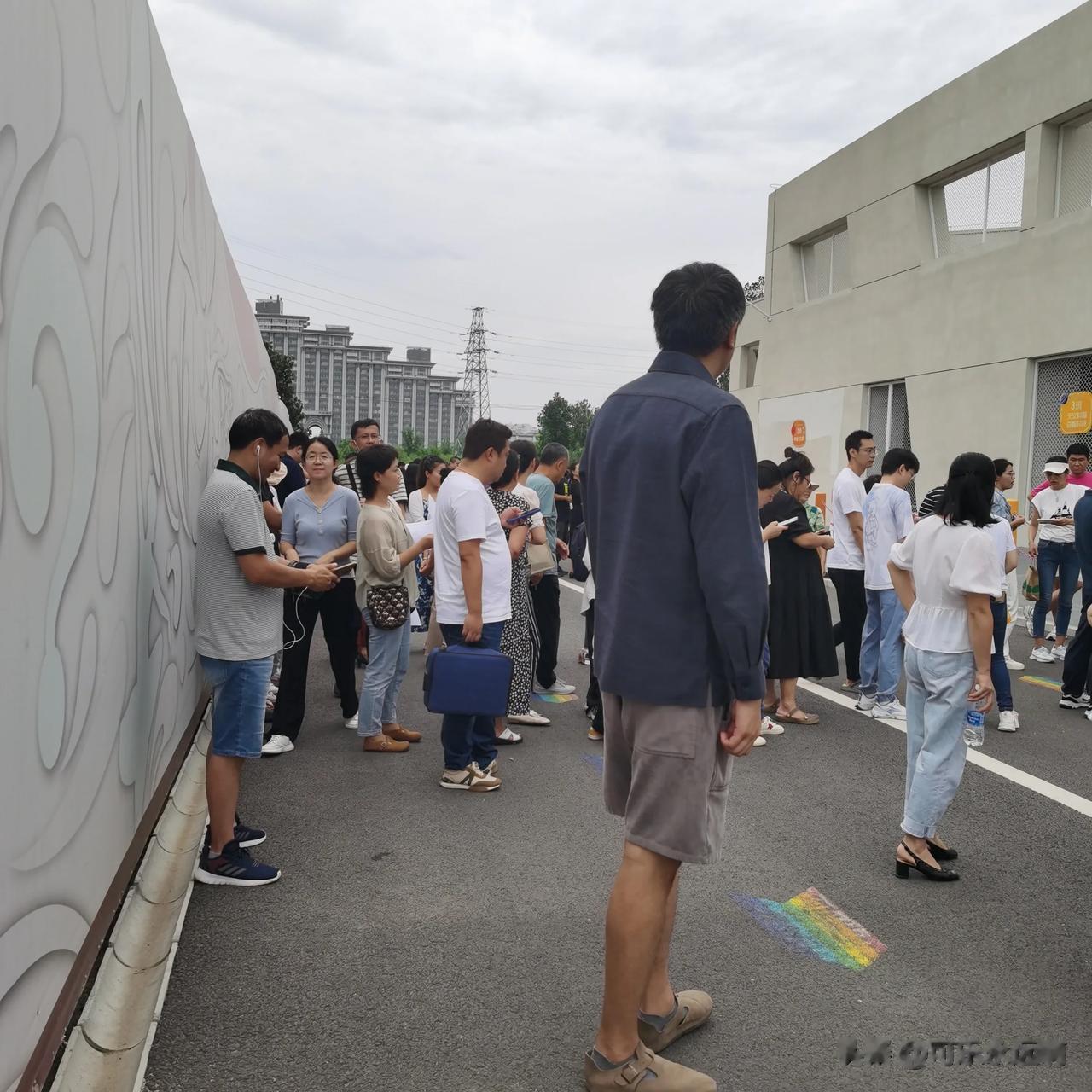  
开学季，一年级新生报道日
小小少年背上书包，开启小学生涯
恭喜你成为一位小学