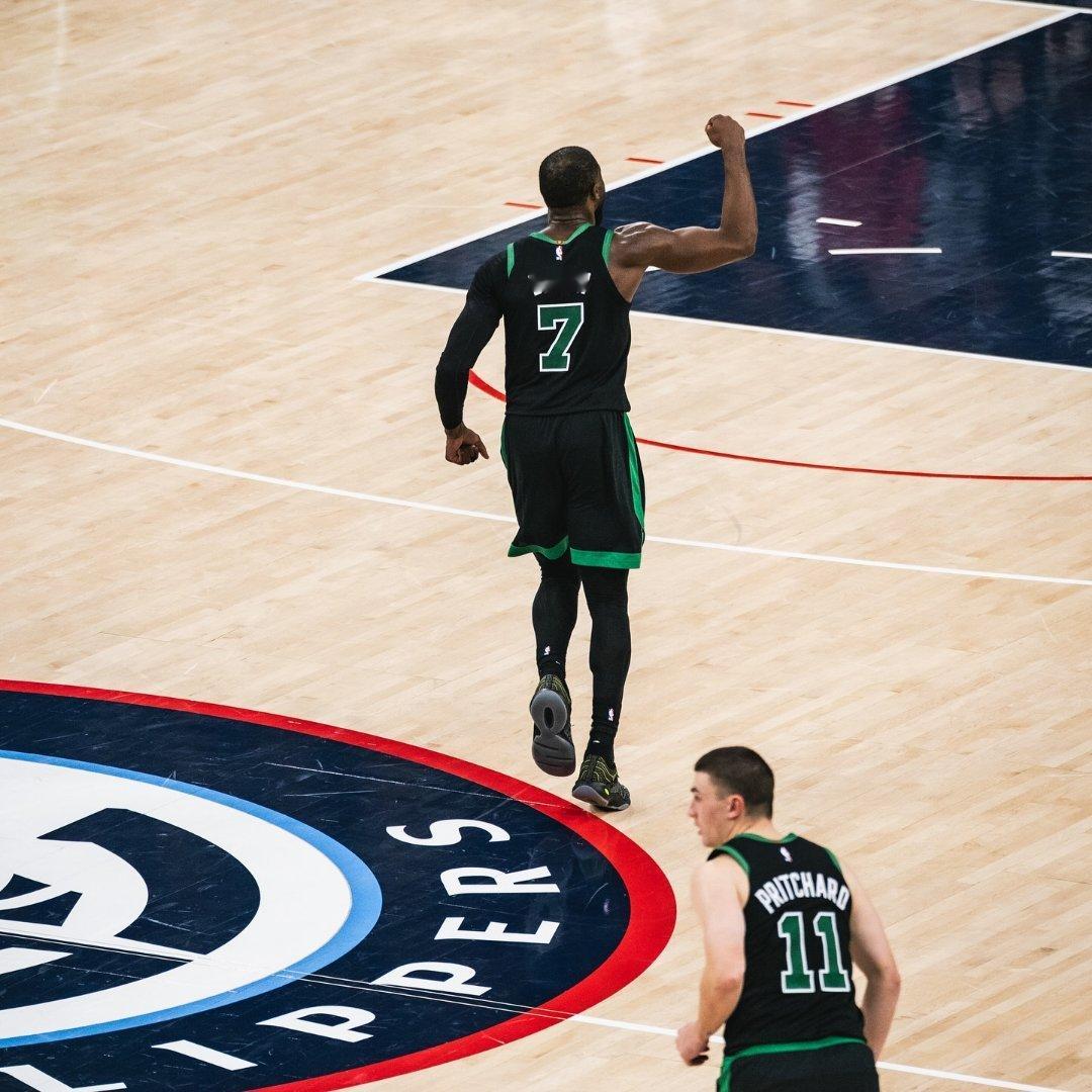 杰伦布朗50分拒绝错峰出行，打的就是精锐！赛后马祖拉透露，杰伦在赛前发短信给他，