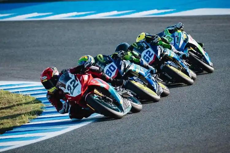 世界顶级摩托车赛事WSBK赛场突发惊天逆转！
一支成立不到2年的中国车队，直接拿