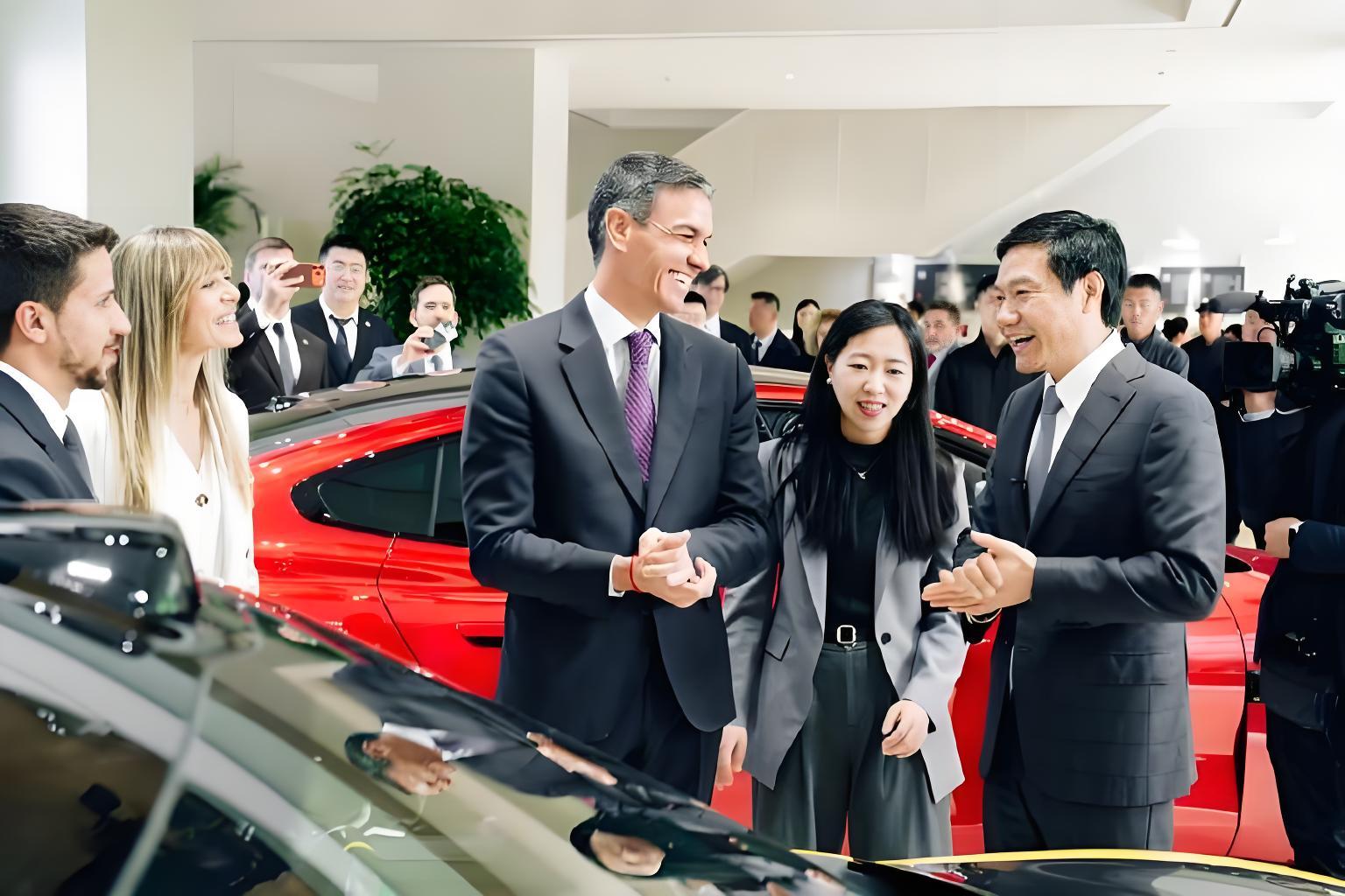 西班牙首相试坐小米汽车还得是小米呀！这排面直接拉的满满的！