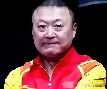 伦敦世乒赛颁奖典礼有个小插曲，当颁奖佳宾给主教练马琳挂金牌时，马琳主动示意，先给