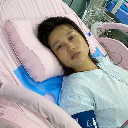 昨晚在省医院产科病房，一个刚顺产完的22岁姑娘没看一眼刚出生的女儿，第一句话居然