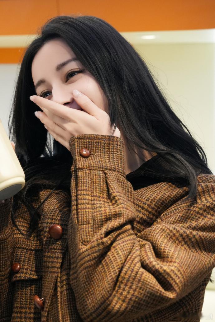 迪丽热巴嘻嘻迪捂嘴笑  迪丽热巴新年眼前一亮 迪丽热巴的笑容是新年的一份惊喜！“