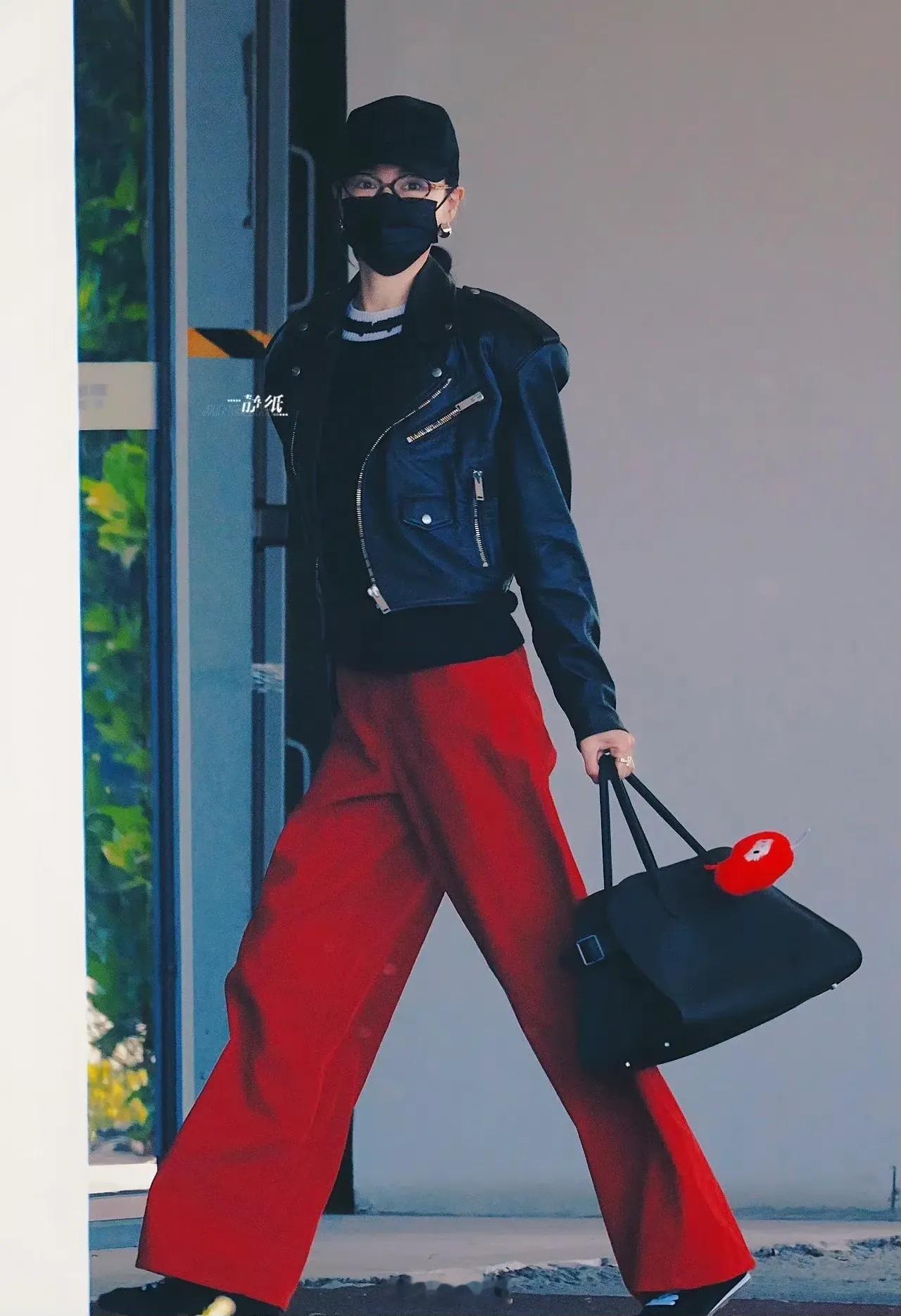 唐嫣进组《血缘相对论》路透图～悬疑犯罪片，班底挺牛的[doge] ​​​