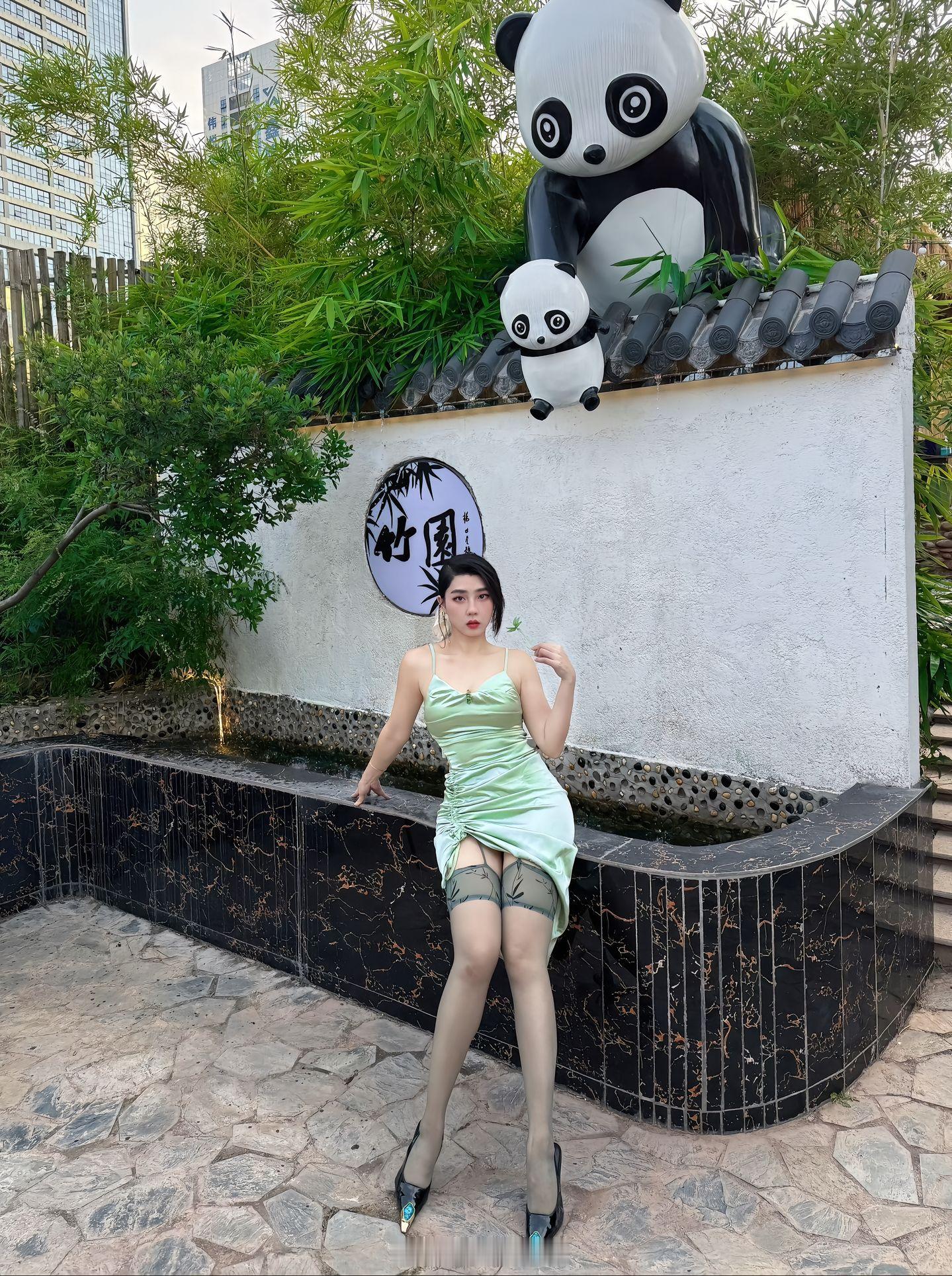 要记住，新衣服是用来讨好自己的，人生也是人没有缺点只有特点，你的衣服就是要突出你