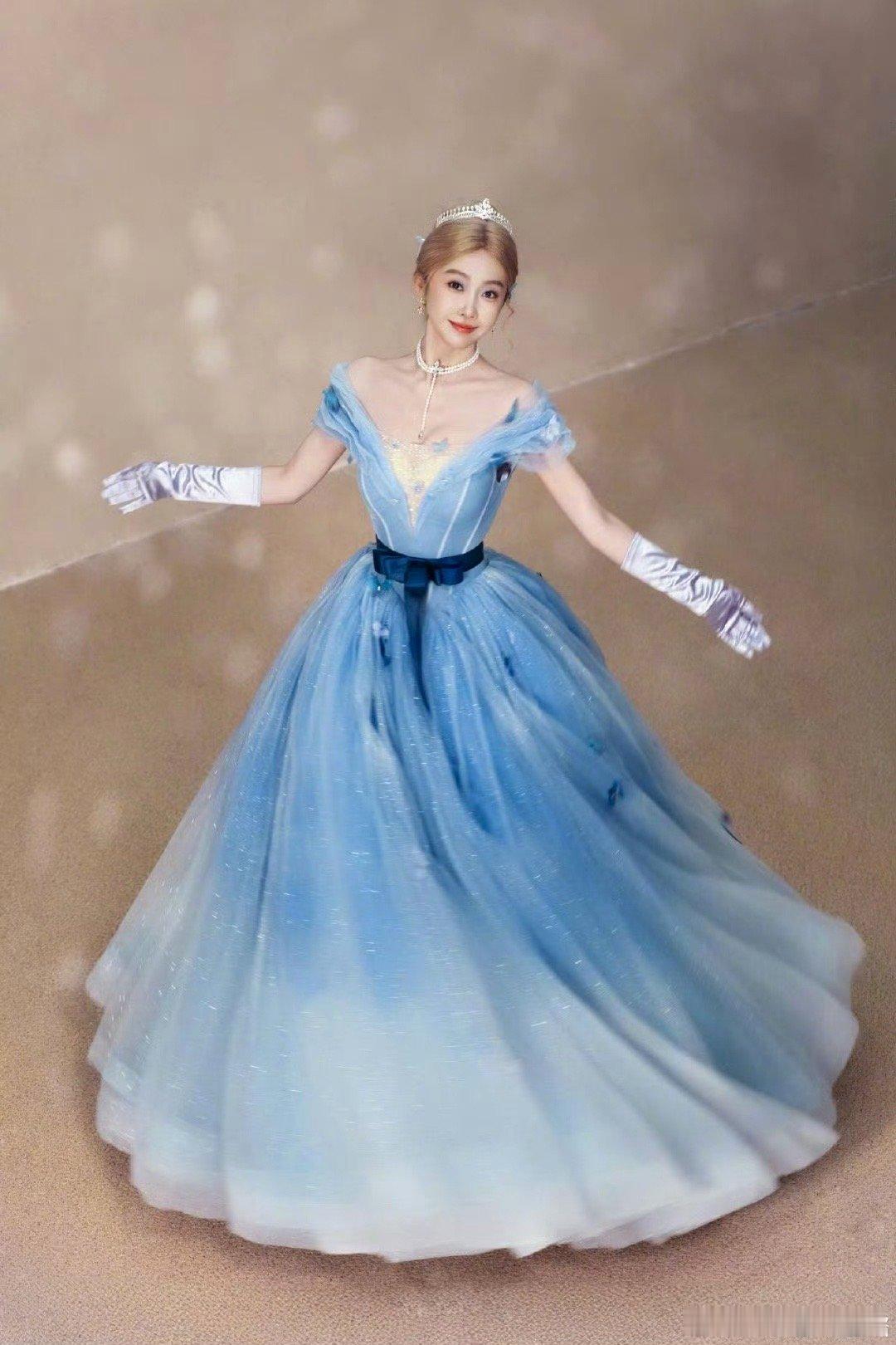 宣璐cos辛德瑞拉 宣璐这波辛德瑞拉cos直接美到心巴上！一袭缀满钉珠的蓝色薄纱